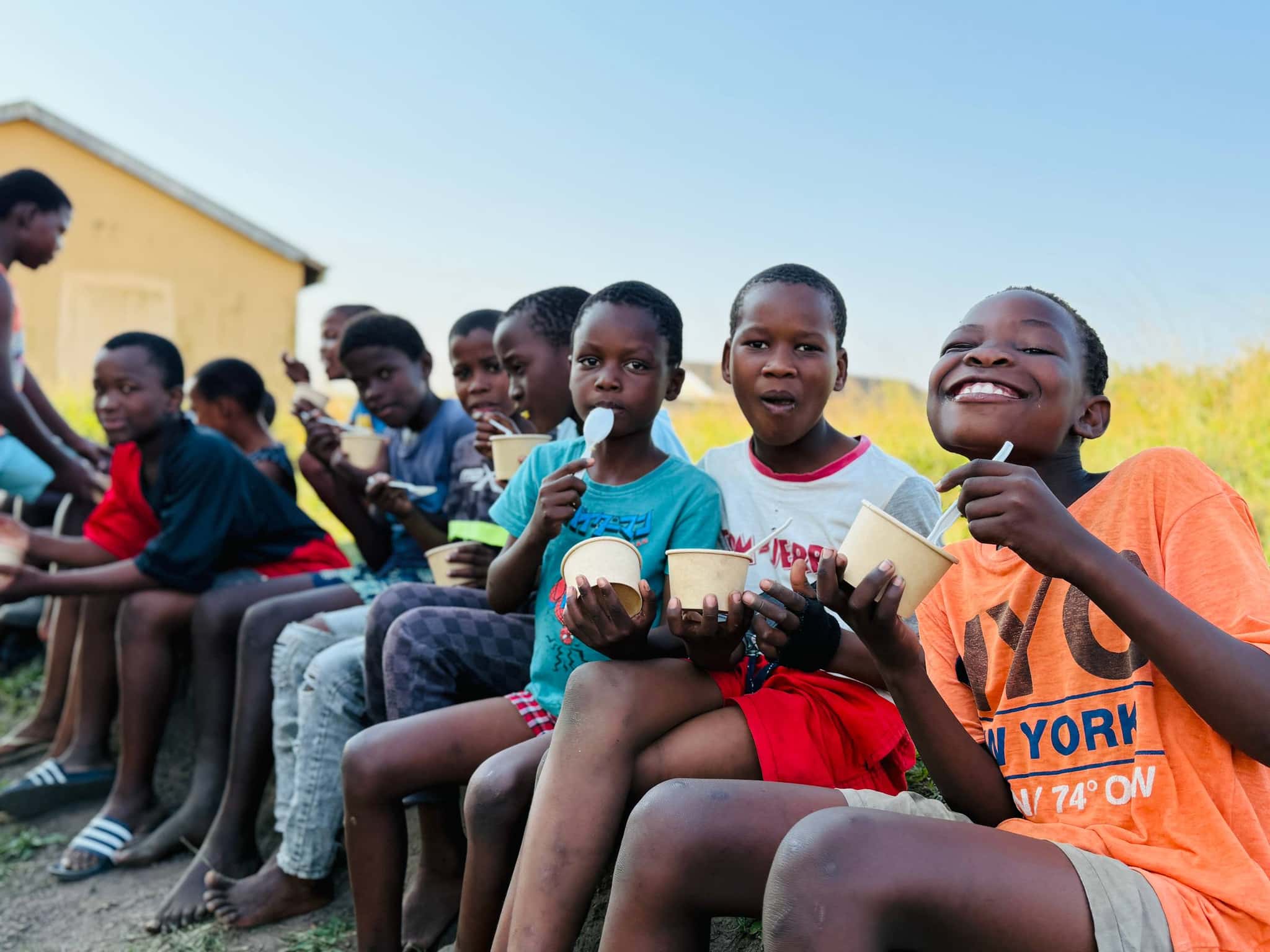 Watoto wakitabasamu wakila mlo wa Big Five Foods